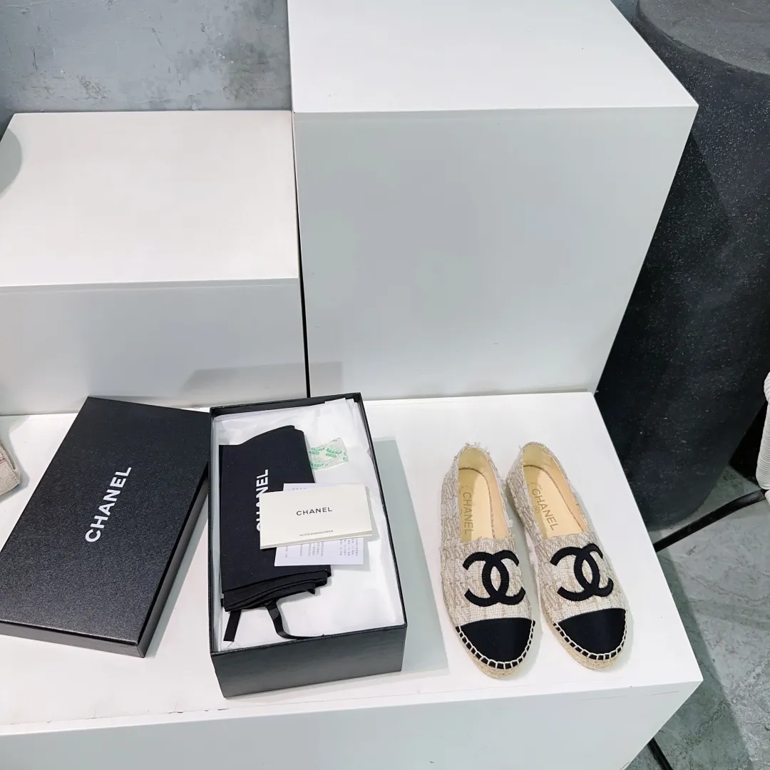 👟👟Ex-factory price 400👟👟 🌹🌹Top version🌹🌹 🌈🌈CHANEL🌟🌟Chanel's new hemp rope sole fisherman's shoes. 🔥🔥The upper is made of imported printed cloth, the inner pad is silk sheepskin, super soft sheep feet, and the original rubber-injected translucent rubber original color espadrille sole. 🐎Size: 35-40 (34, 41, 42 can be customized, non-refundable)